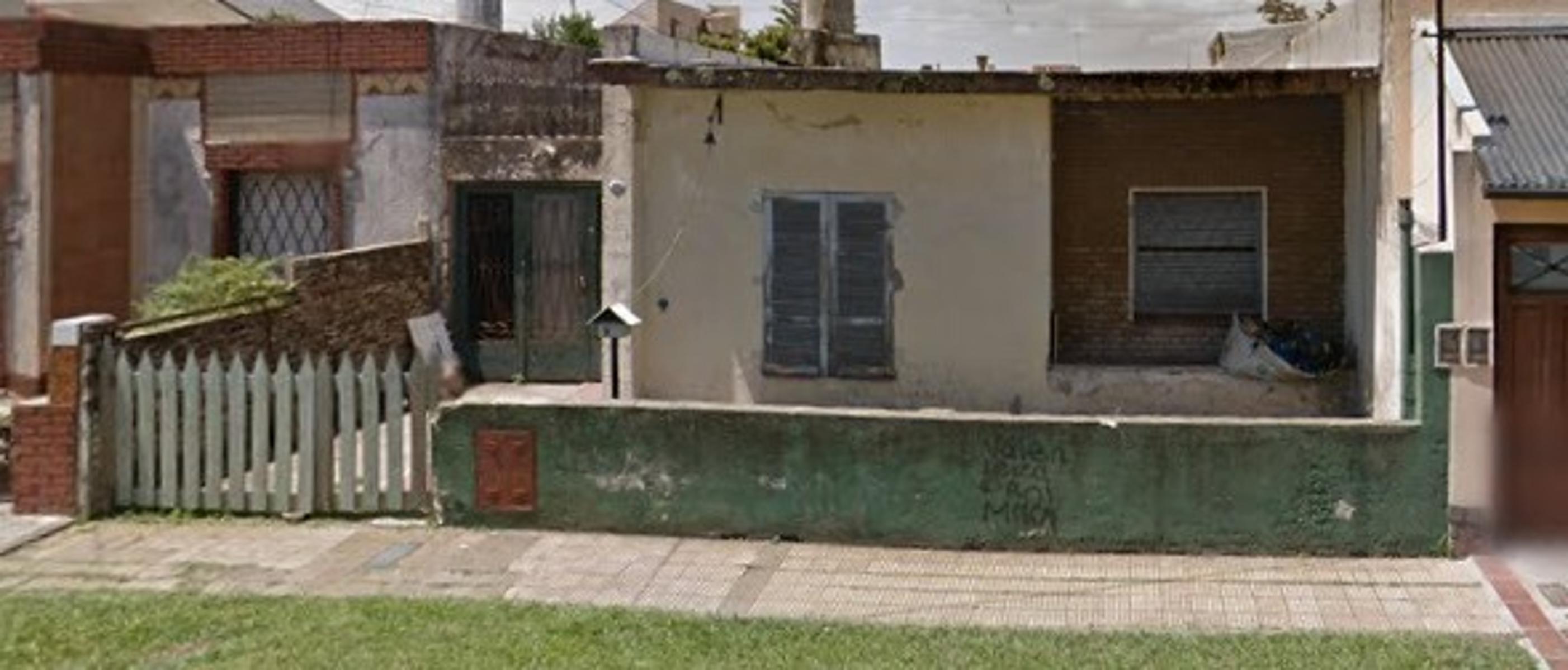 NUEVO VALOR DE CONTADO. VILLA LUZURIAGA LOTE 10x24. CASA 3 AMBIENTES A DEMOLER O RECICLAR.  SE TOMA AUTO O CAMIONETA EN PARTE DE PAGO.  Valor de contado U$S 80.000 con Permuta U$S 105.000.