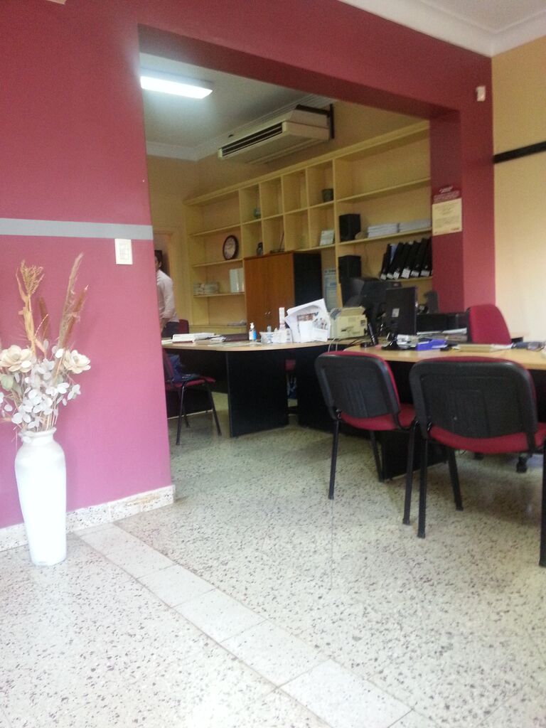 Propiedad antigua muy céntrica  en 490 m2 de terreno. 2 plantas, varios ambientes.- Explotacion comercial actual.-Apto construccion en altura.-