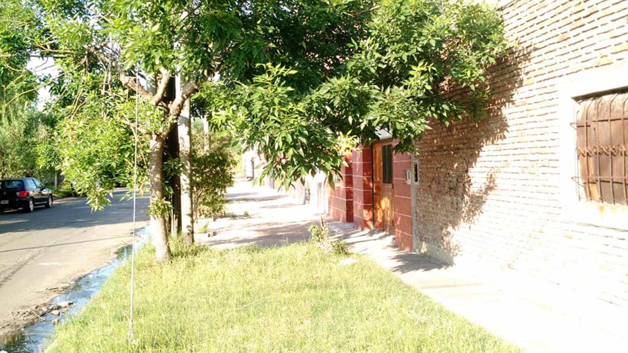AMPLIO LOTE EN ESQUINA 170 M2 APROVECHABLES A DOS CUADRAS DE AVENIDA PRINCIPAL.