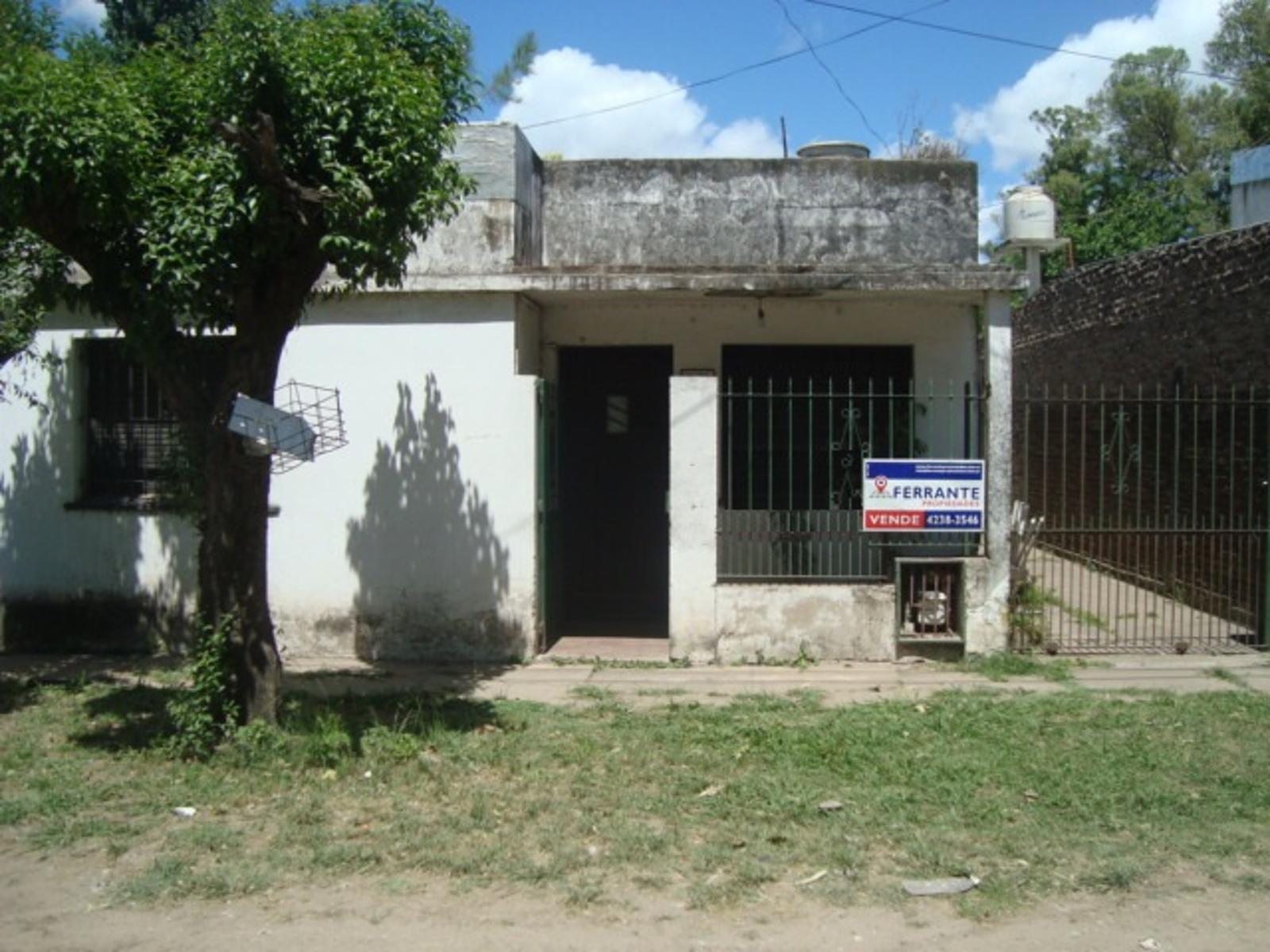 GLEW. CASA 3 AMB C/ ENTRADA PARA AUTO Y GALPÓN. CERCA DE COLECTIVOS CARREFOUR Y AV.H IRIGOYEN