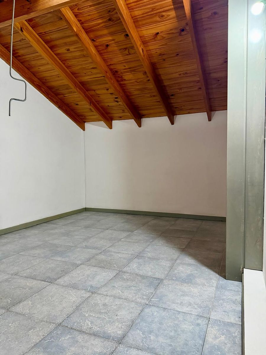 DEPARTAMENTO 3 AMBIENTES CON ENTREPISO, Y BALCON AL FRENTE SOBRE AV ARIETA. VILLA LUZURIAGA