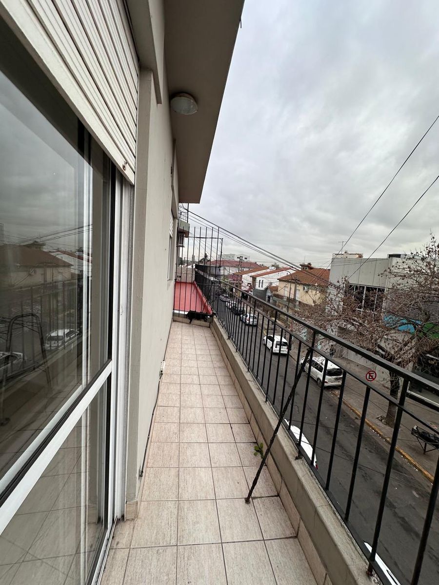 ALQUILER DPTO DOS AMBIENTES. FRENTE AL BCO PROVINCIA DE VILLA TESEI.