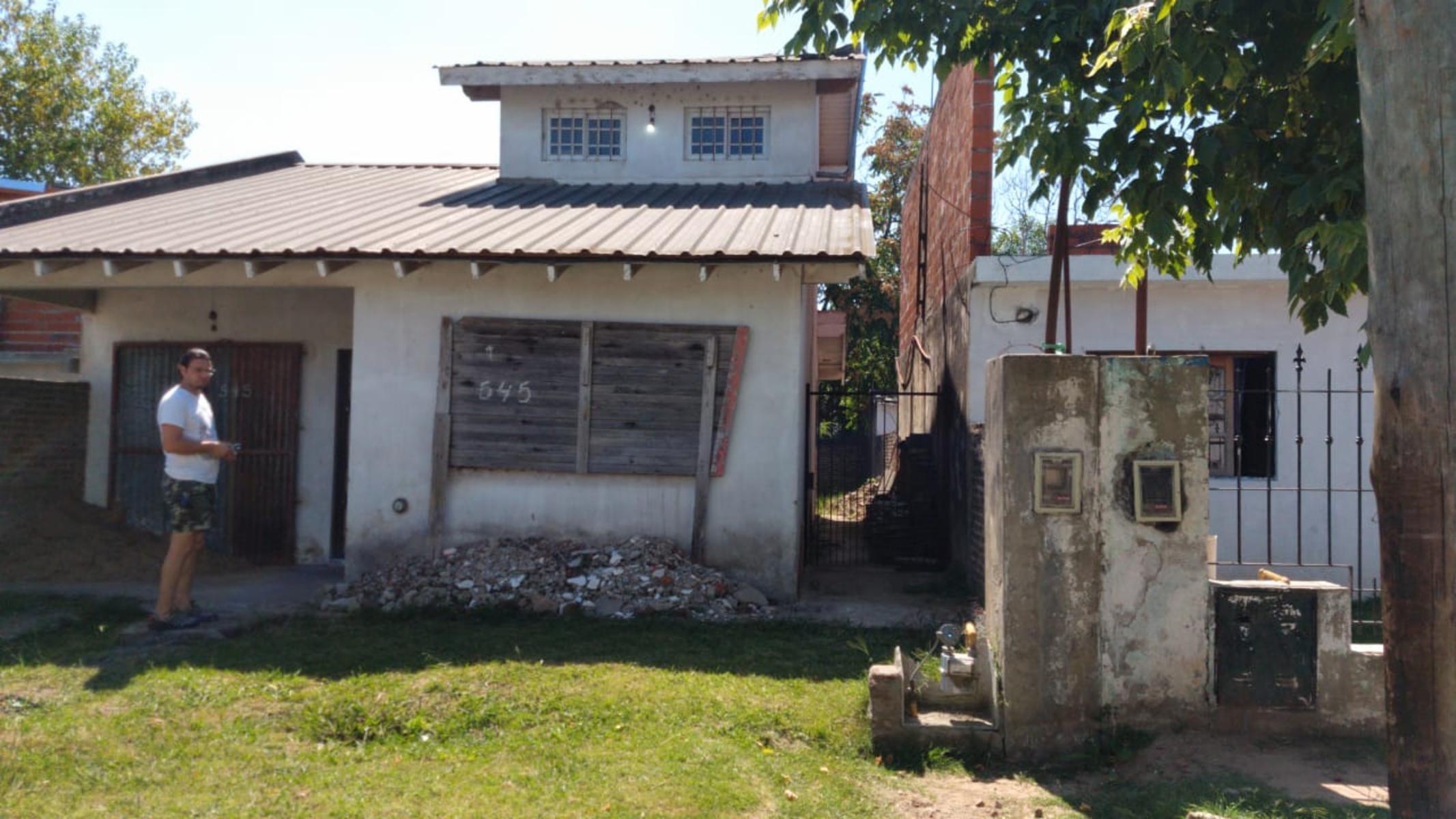 EXCELENTE PROPIEDAD DE CUATRO AMBIENTES JARDIN PATIO Y FONDO LIBRE