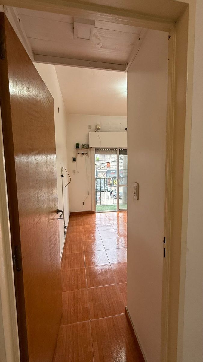 VENTA  DPTO DOS AMBIENTES SOBRE IMPORTANTE AVENIDA
