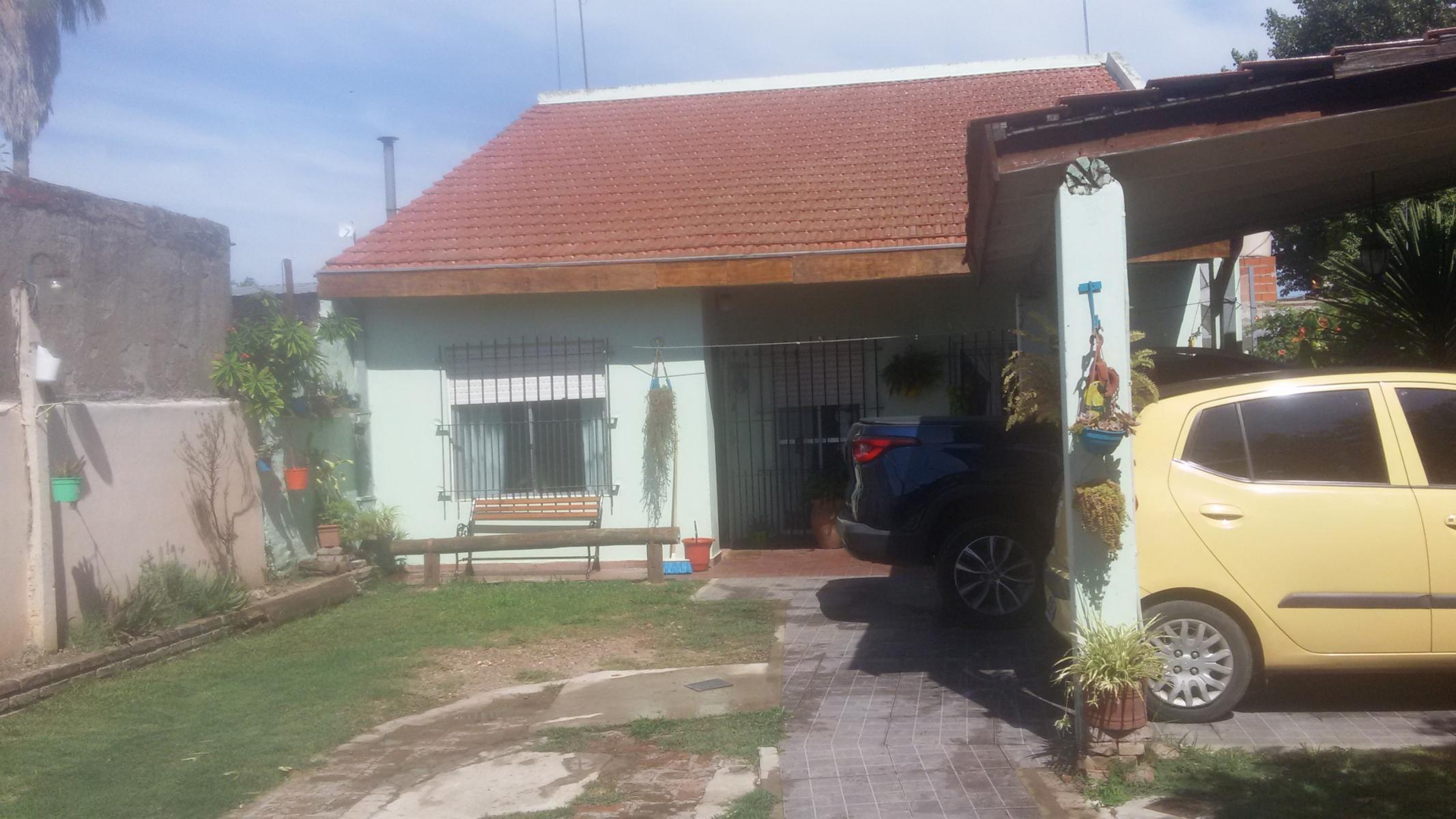 AMPLIA CASA 3 AMB + DEPTO FONDO 2 AMB EN LOTE PROPIO PRÓXIMO A AV. MARQUEZ