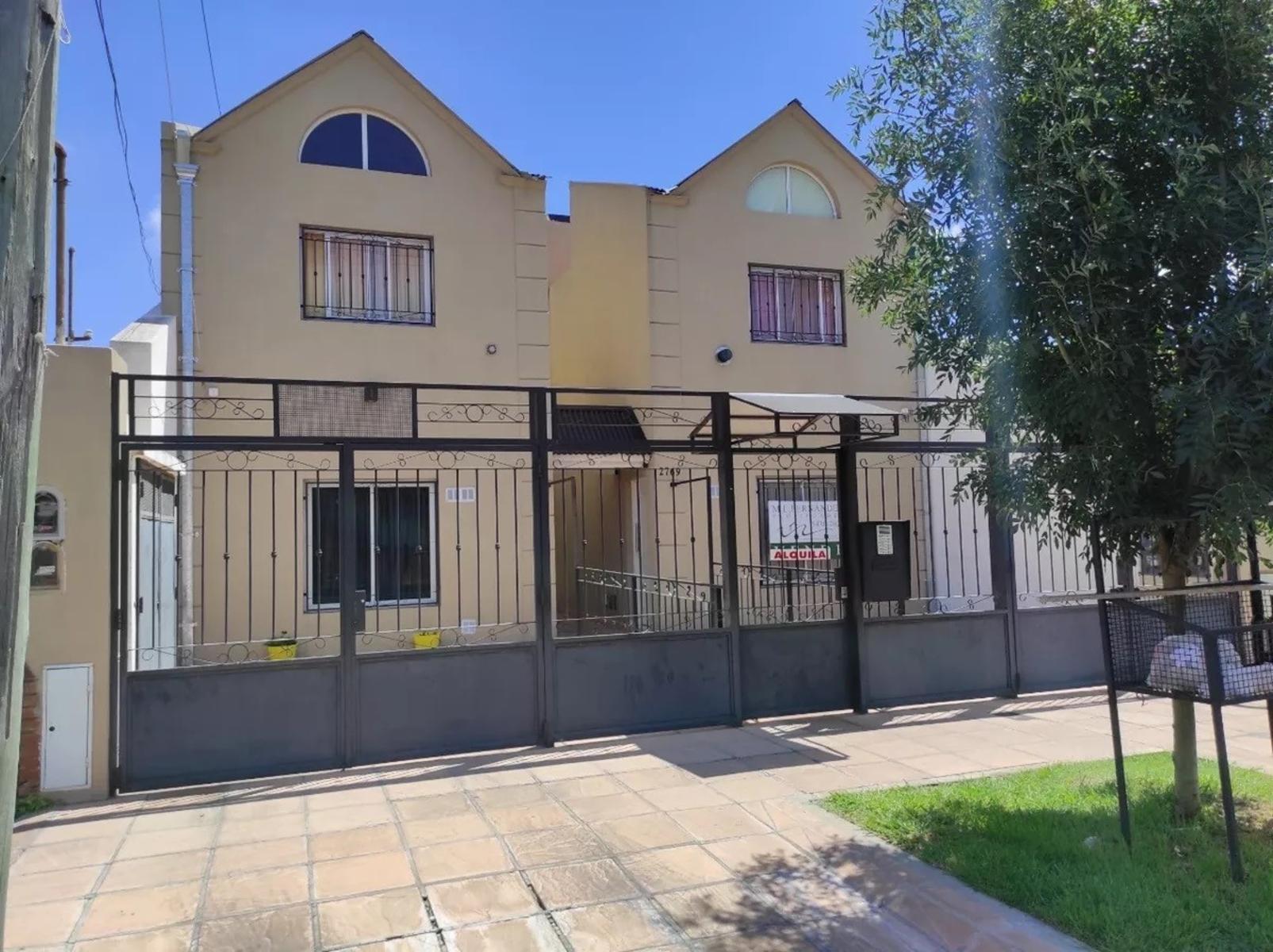 Departamento en planta baja al contrafrente de 2 ambientes, edificio con parque, parrilla y sector de lavado. Villa Luzuriaga