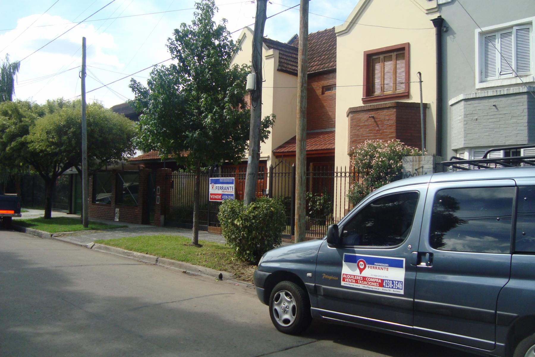 Carlos Pellegrini al 1200 · Almirante Brown — foto 25
