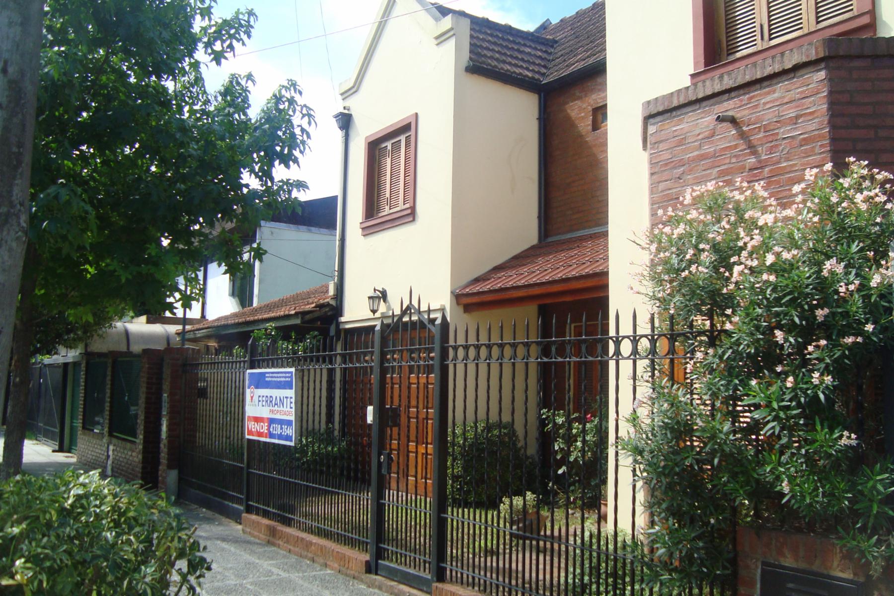 Carlos Pellegrini al 1200 · Almirante Brown — foto 26