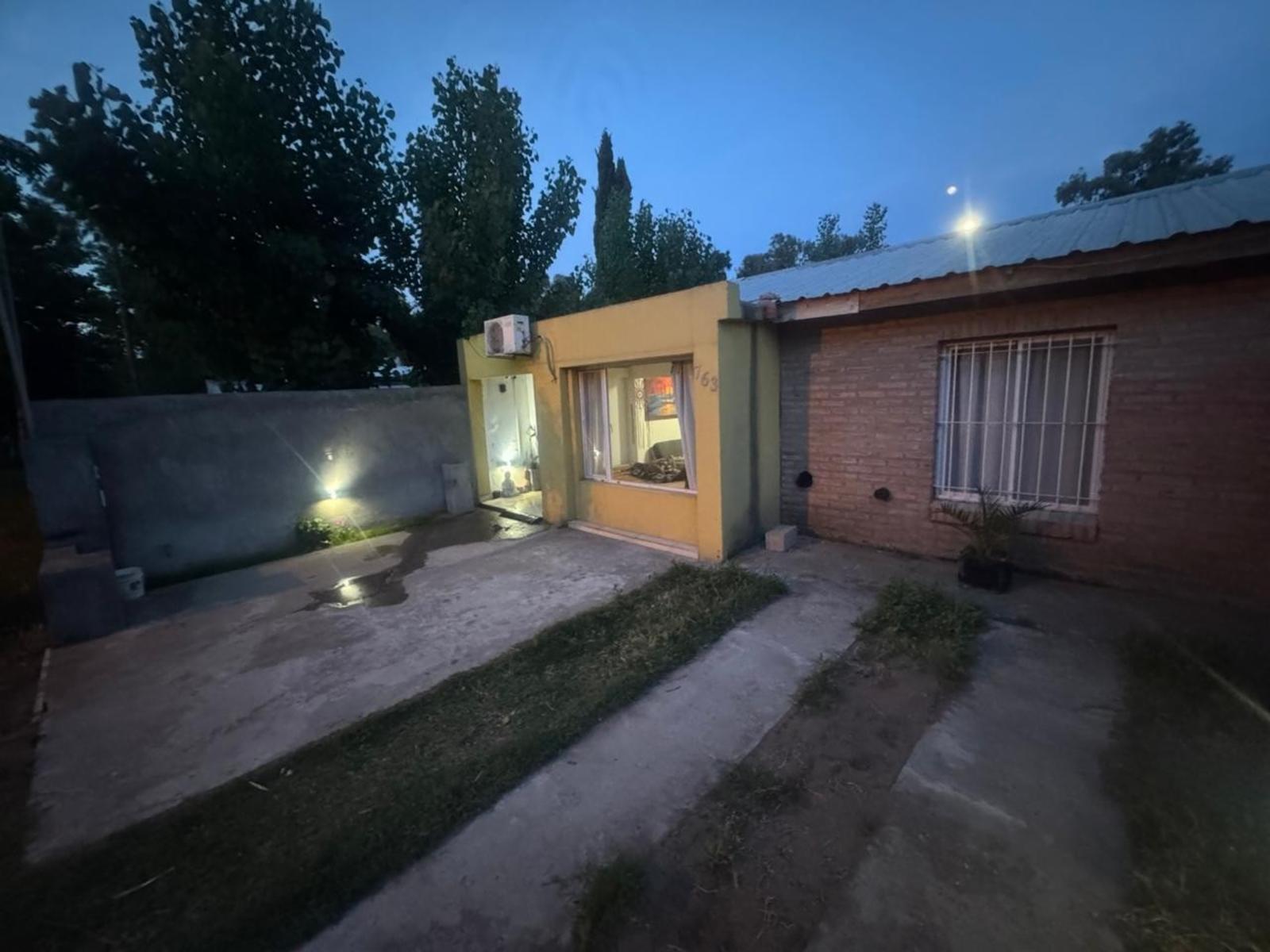 CASA DE 2 DORMITORIO, BARRIO DUFAUR.
