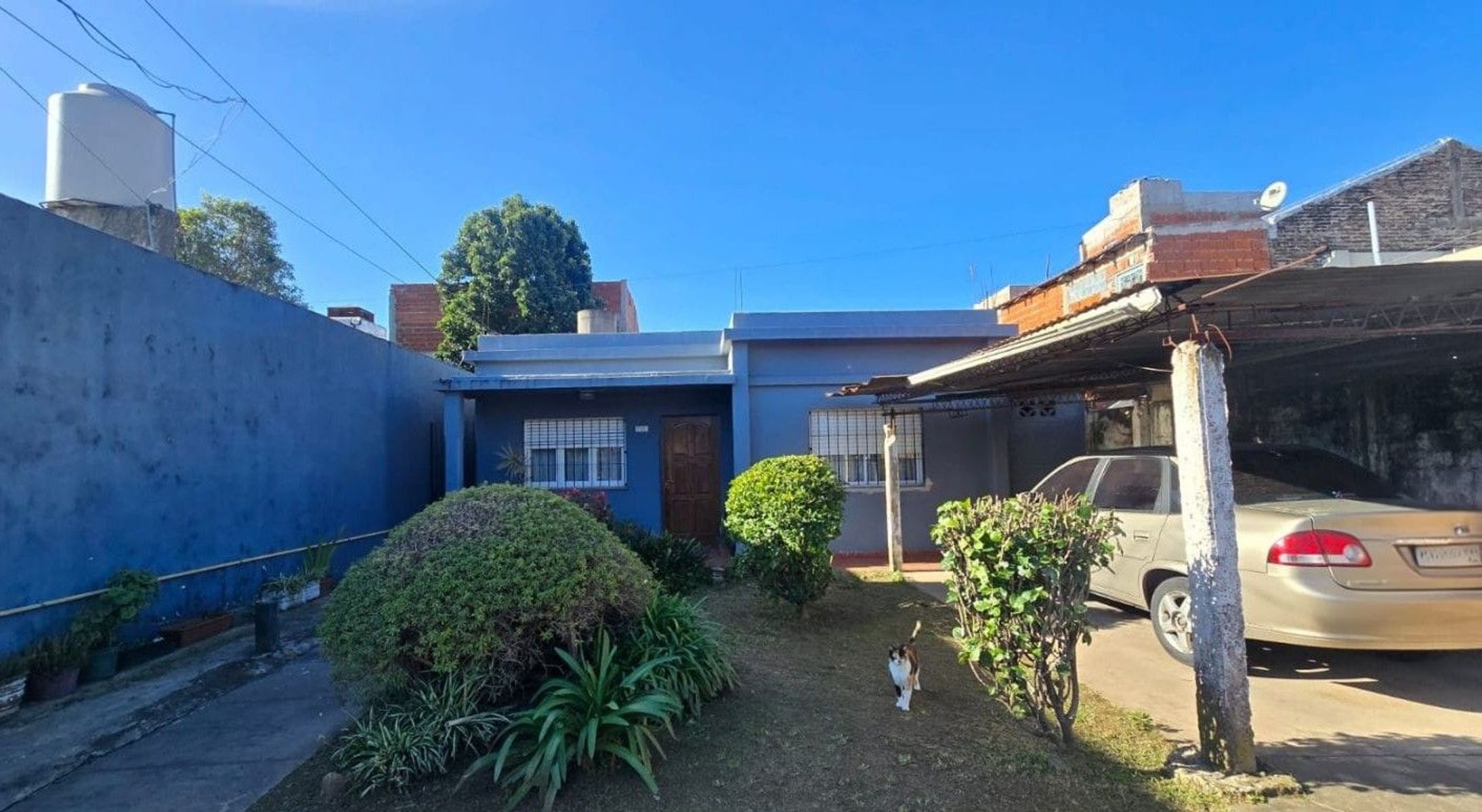 CASA DE 3 AMBIENTES CON AMPLIO PARQUE Y ENTRADA PARA VARIOS AUTOS