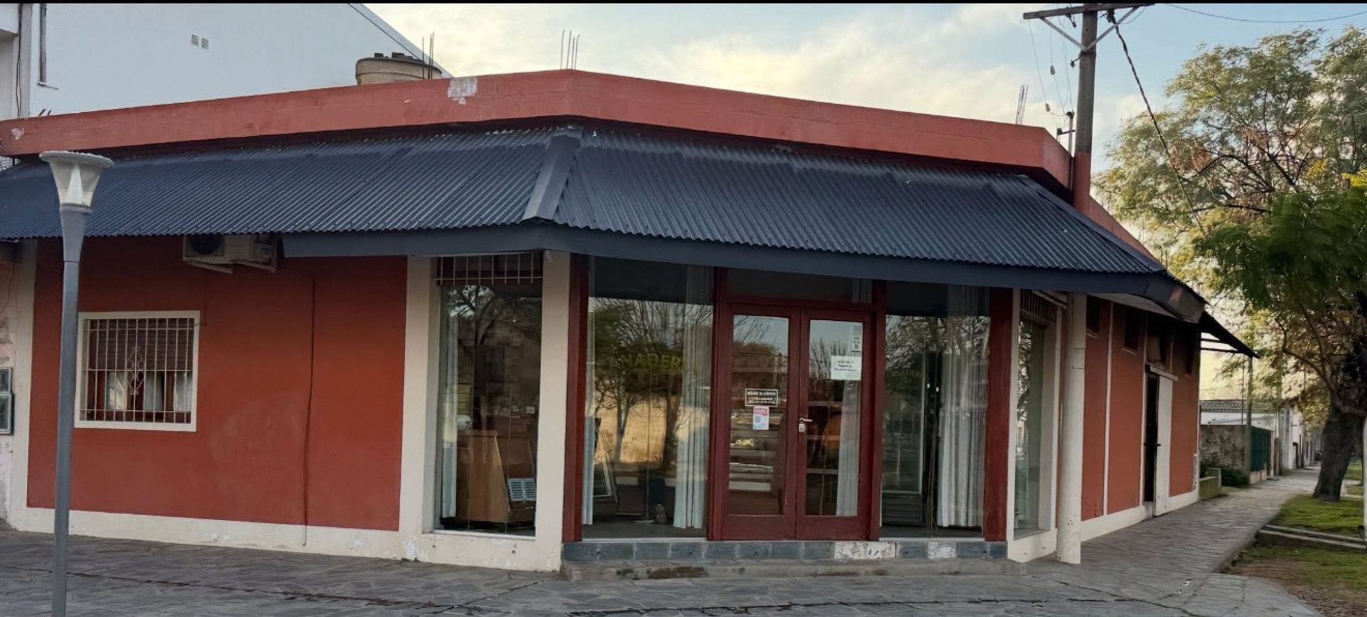 Local comercial. Excelente estado. Todos los servicios.