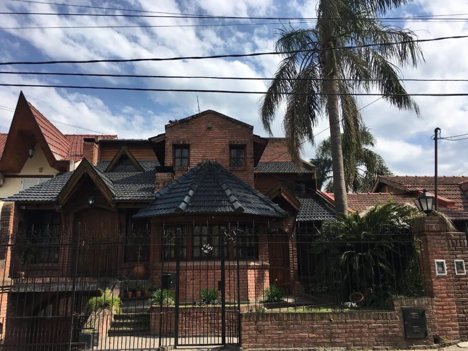 Hermoso Chalet 6 Amb. En Venta - Ituzaingó Norte