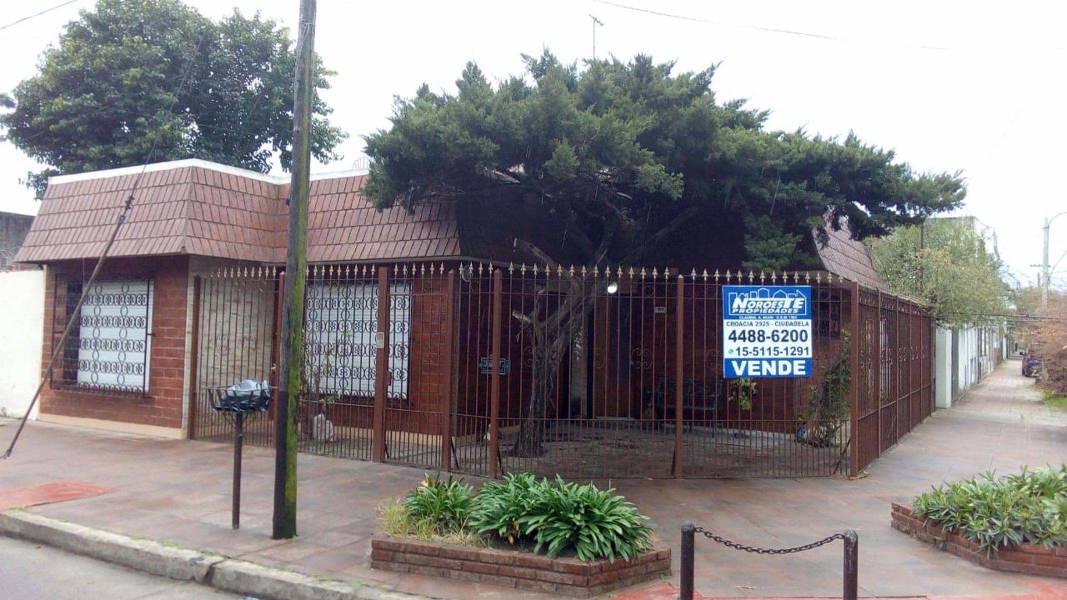 Hermosa Casa en esquina, de 4 ambientes  garaje.