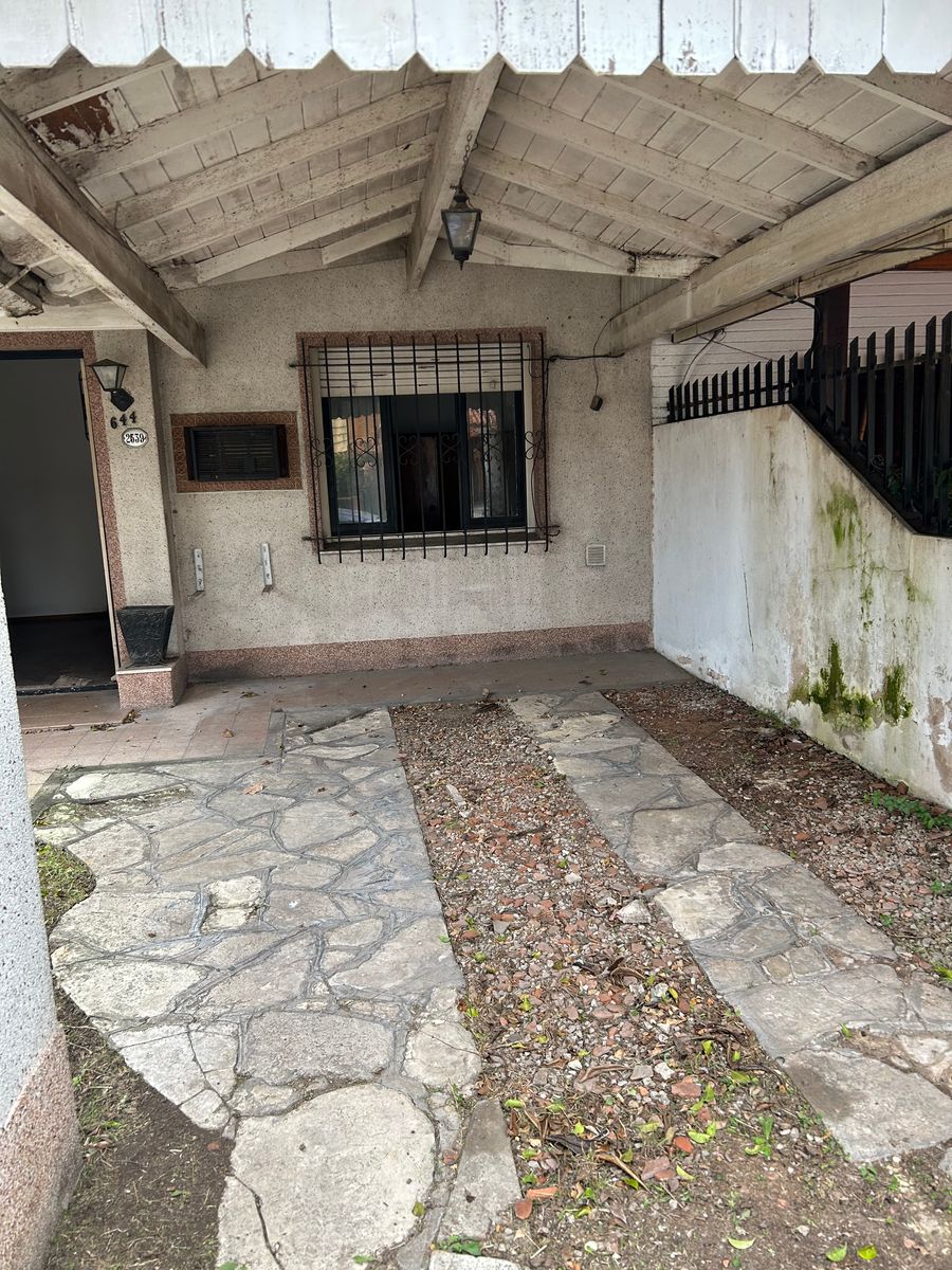 VENTA DE CHALET S/LOTE DE 7 X 27 MTS PARA REFACCIONAR.EXCELENTE UBICACION