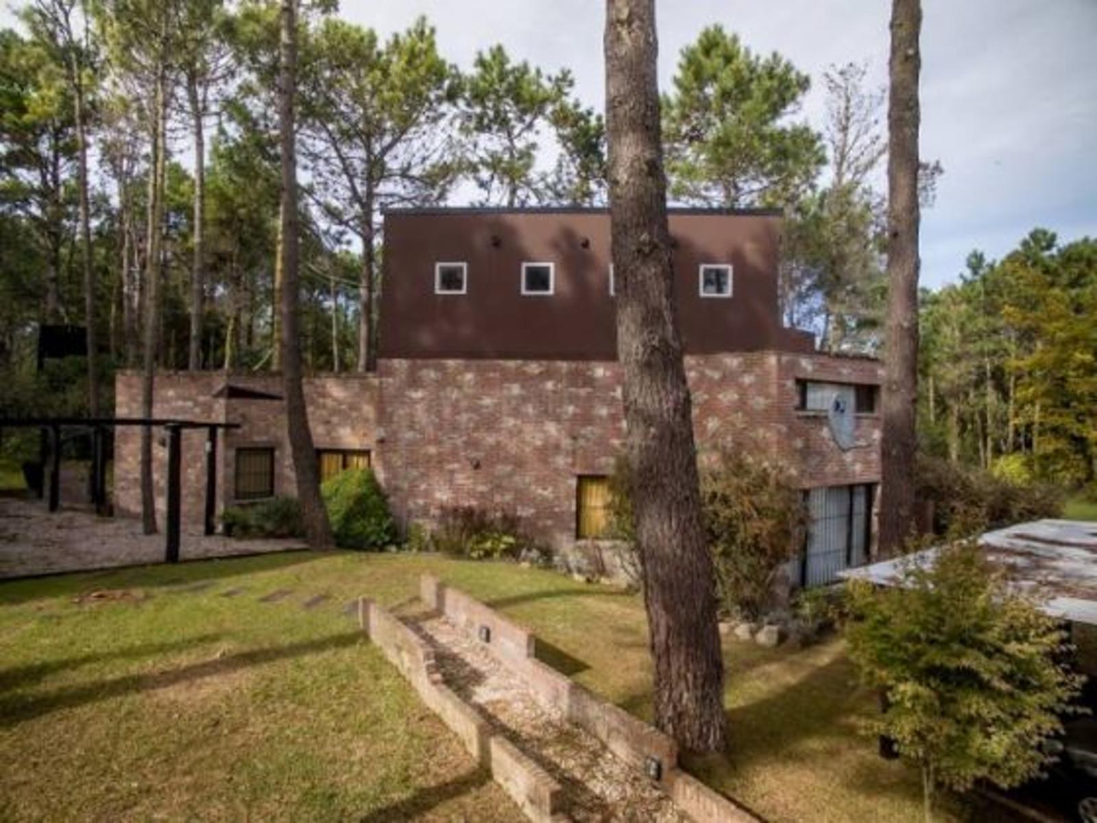 Casa + gran casa taller en Cariló. Casa en Venta.
