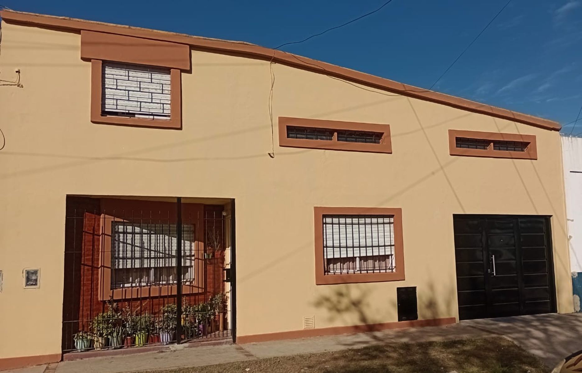 Casa tipo Ph + Dos Deptos. + 3 Locales Comerciales en Merlo