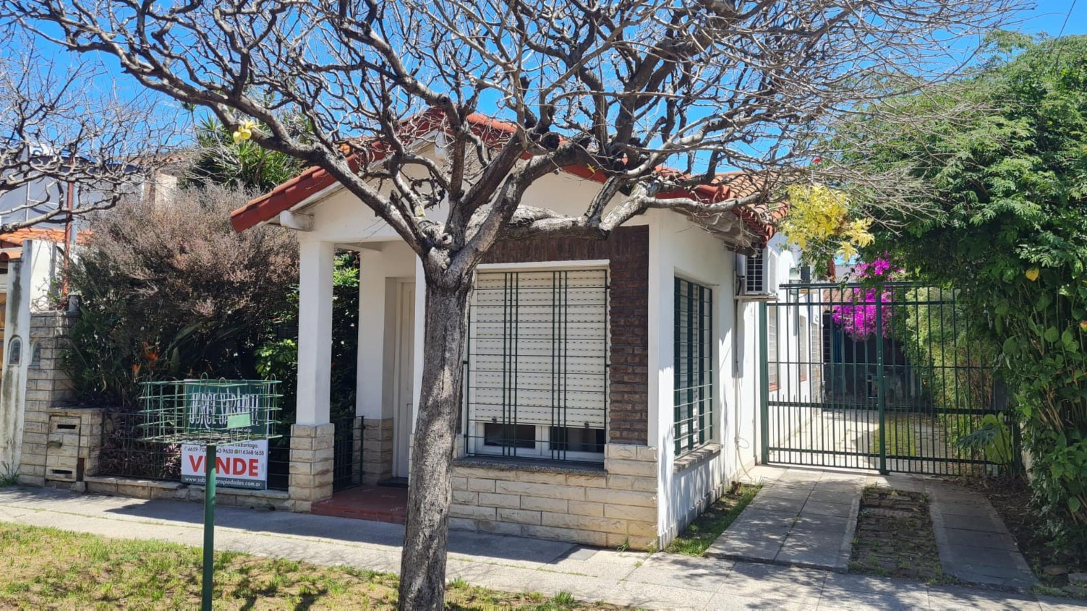 EXCELENTE CHALET DE 3 AMBIENTES CON COCHERA Y FONDO LIBRE CON PILETA