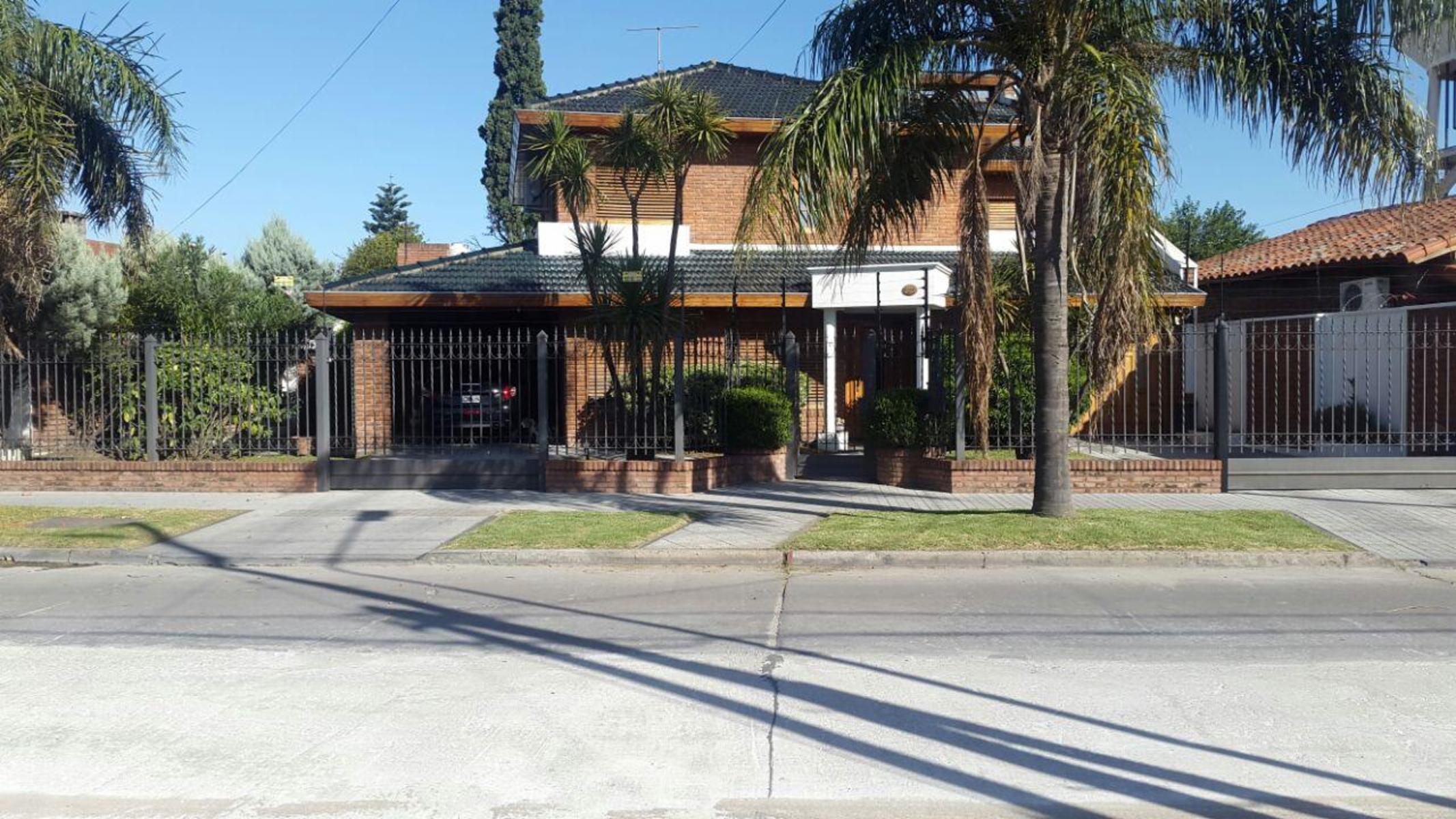 OPORTUNIDAD - CHALET DE 8 AMBIENTES Y DOS PLANTAS PARA EXIGENTES