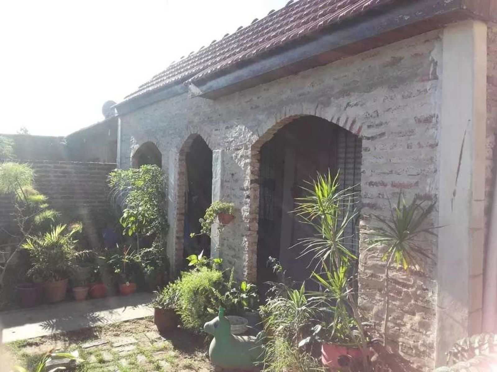CASA DE 4 AMBIENTES EN VENTA - CASTELAR SUR