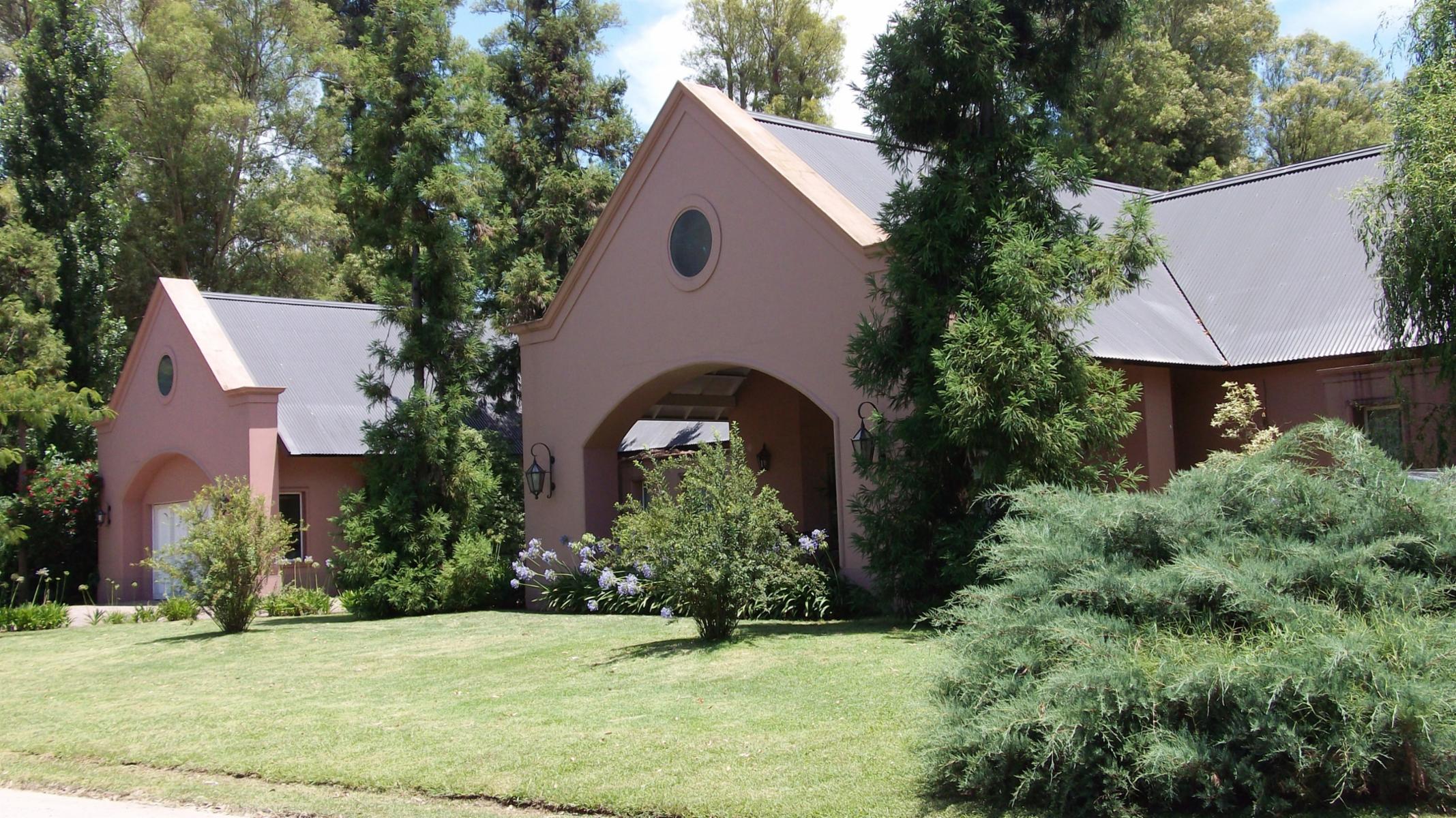 RESIDENCIA EN BARRIO CERRADO CAMPOS DE ALVAREZ
