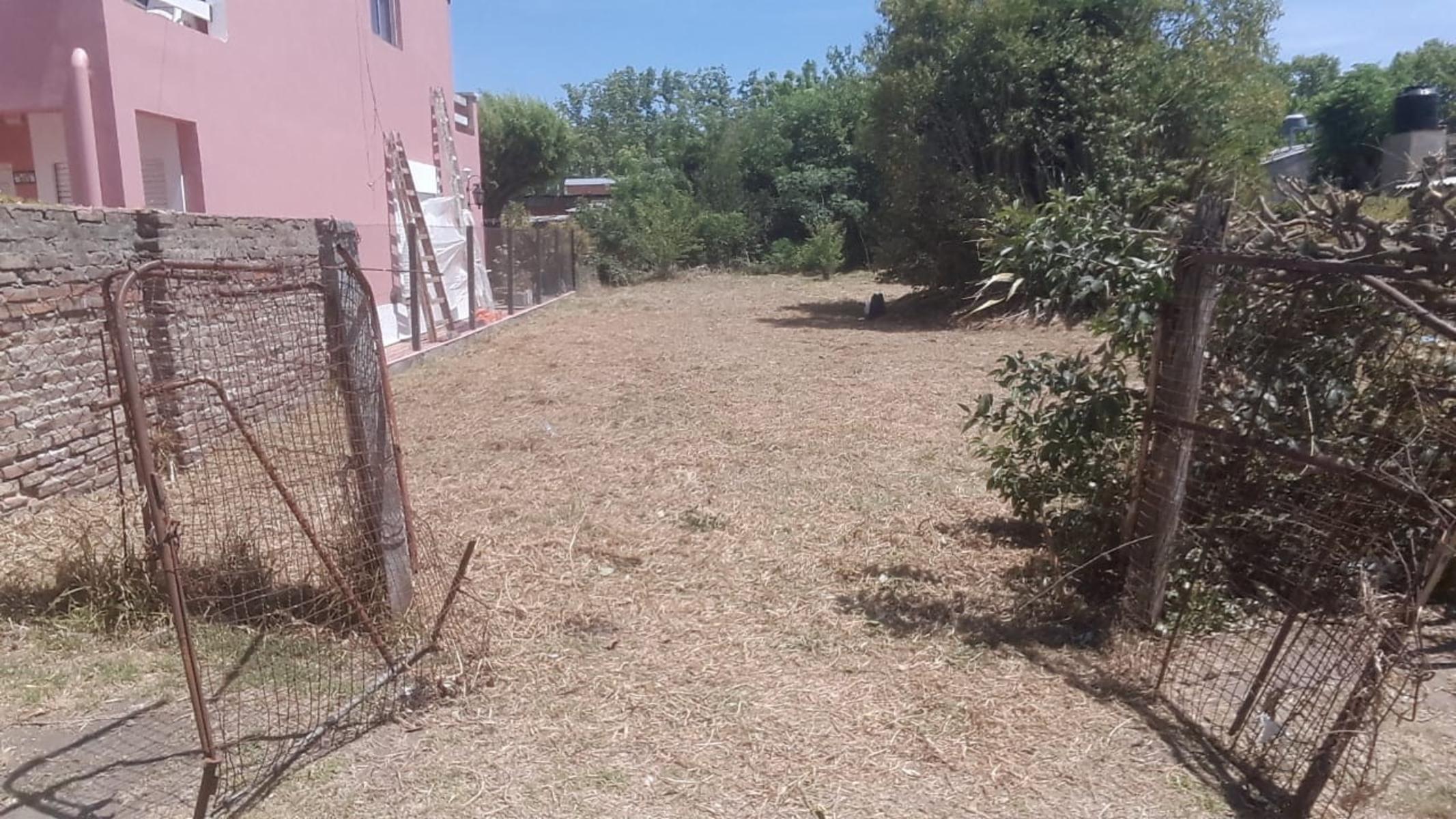 dos lotes de terreno sobre asfalto.- pasan todos los servicios.- Muy buena ubicación.-