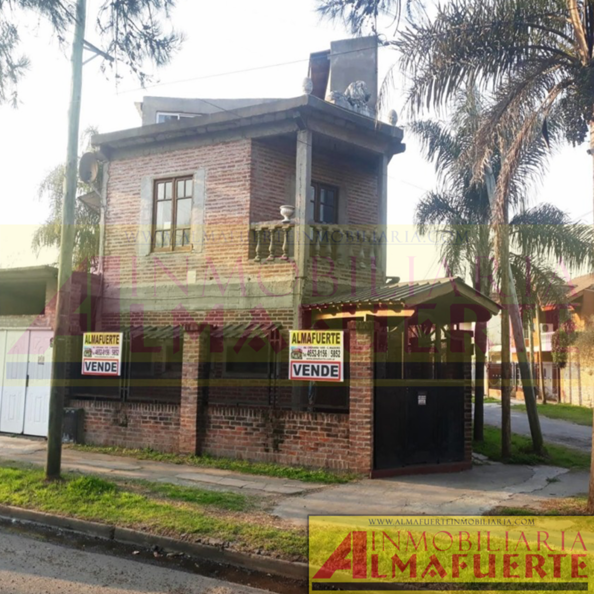 13 departamentos con pileta y cochera.