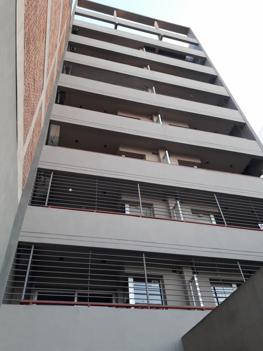 EXCELENTE DEPTO 2 AMBIENTES CON COCHERA CUBIERTA - CASTELAR CENTRO