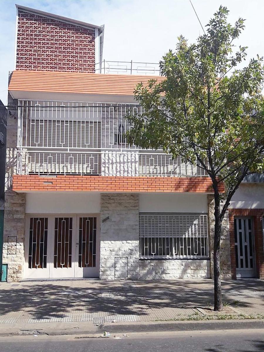 CASA EN ECHESORTU DE 3 (TRES) DORMITORIOS - DOS PLANTAS - GARAGE - QUINCHO