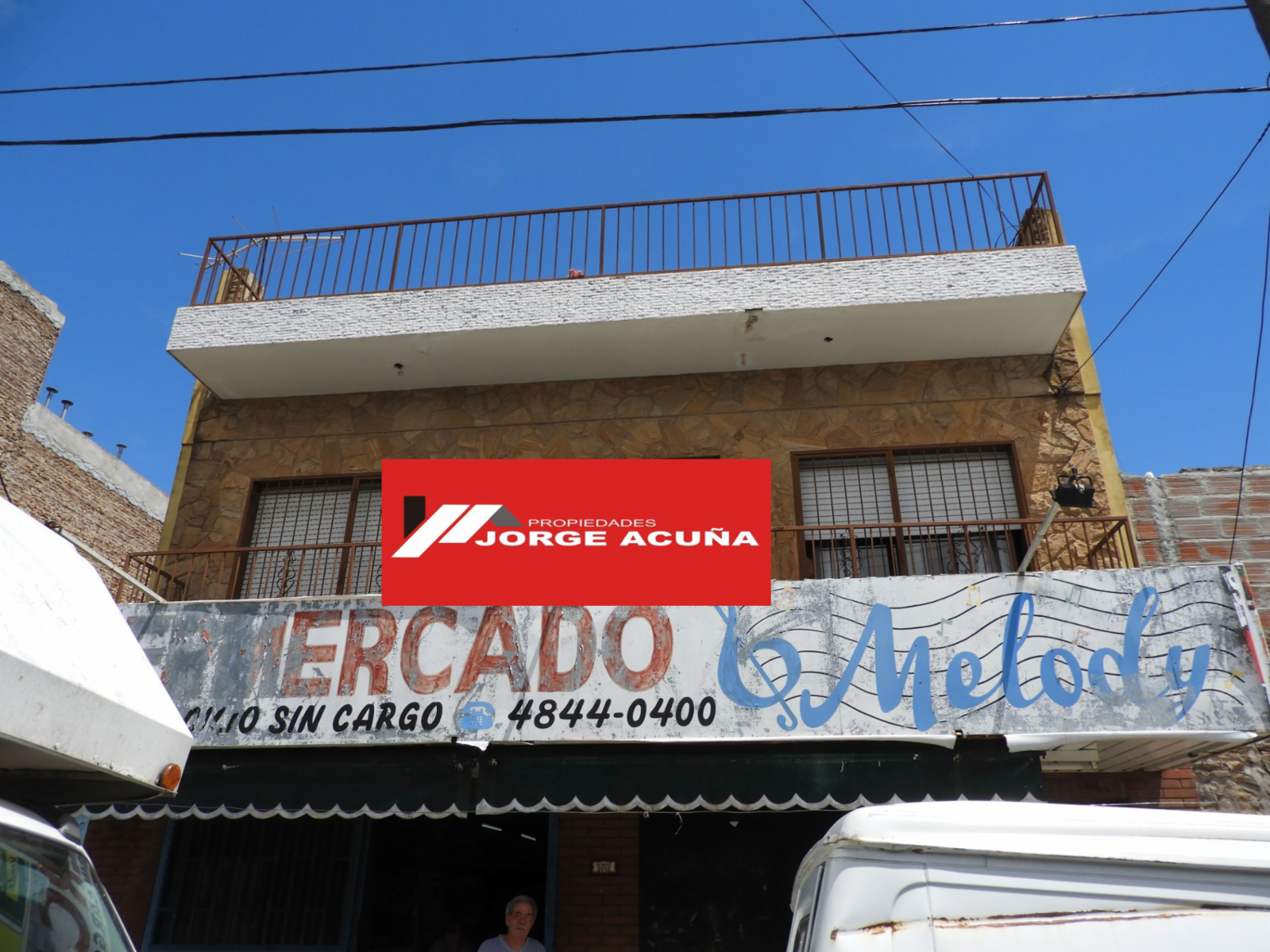 EXCELENTE DEPARTAMENTO DE CUATRO AMBIENTES CON PATIO Y TERRAZA EN PLANTA ALTA ÚNICO POR SUS DIMENSIONES RECIBO PROPIEDAD MENOR VALOR EN PARTE DE PAGO