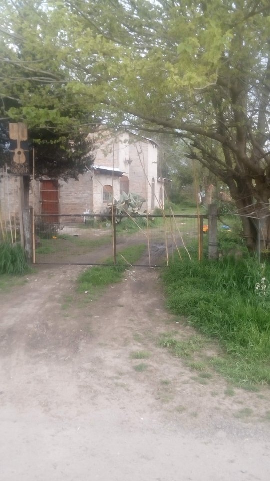 Casa de dos plantas 3 habitaciones, living comedor y baño, emlpazada en un terreno de 10 x 30. Posibilidad de comprar terrenos linderos 