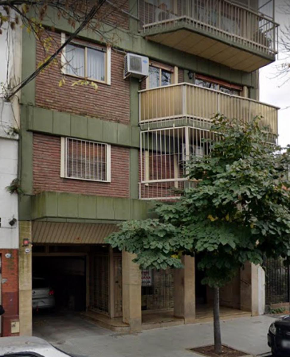 Cochera fija y cubierta en venta, zona Parque Patricios