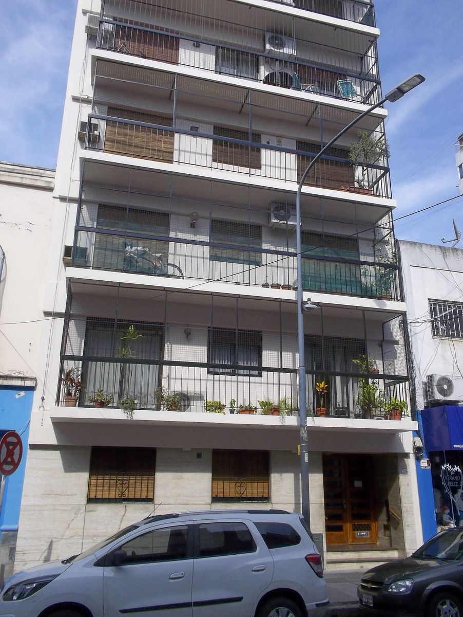 Departamento 3 ambientes modernizado contrafrente con balcon.