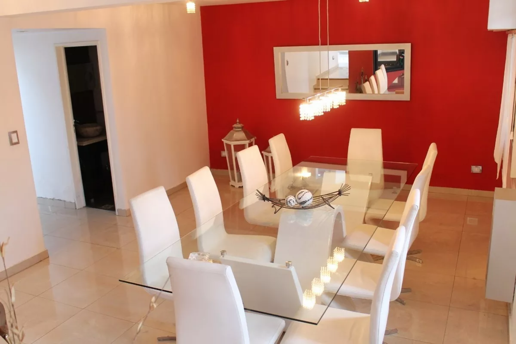 Impecable casa de 8 ambientes con pileta climatizada