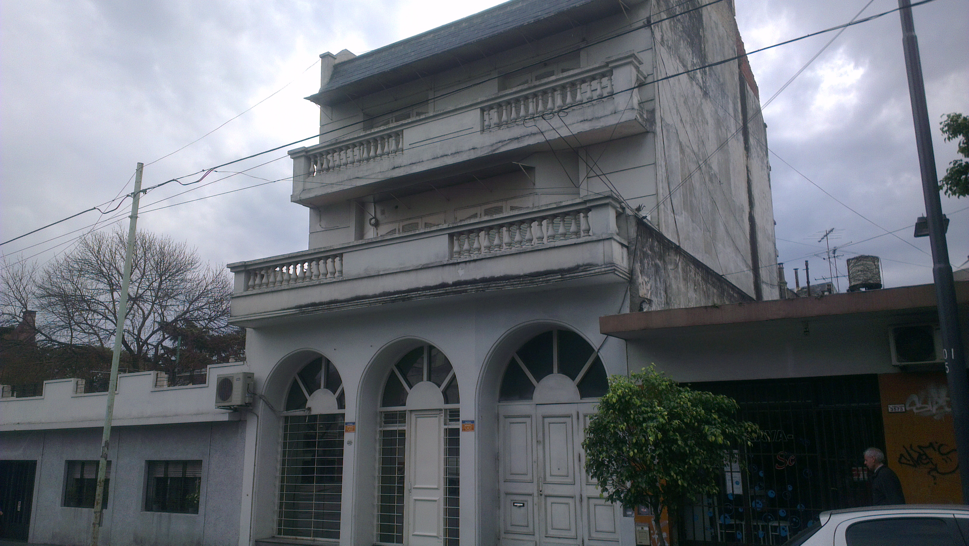 EXCELENTE PROPIEDAD EN FLORESTA 5 AMBIENTES CON DEPENDENCIA     AV DIRECTORIO  3579