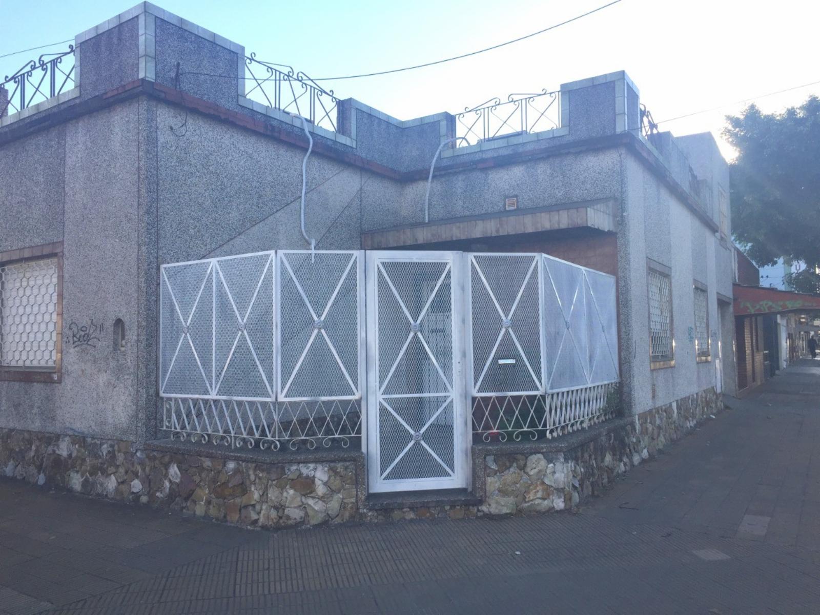 CASA EN ESQUINA BUENA CONSTRUCCION Y COMODA