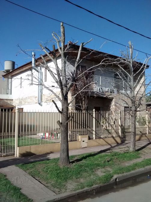 CLAYPOLE: EXCELENTE CHALET CENTRICO DE ESTILO,  DE AMPLIAS DIMENSIONES. LUMINOSO, FUNCIONAL. EXCEL.UBICACION A 4 CDRAS DE LA ESTACION . OPORTUNIDAD!!