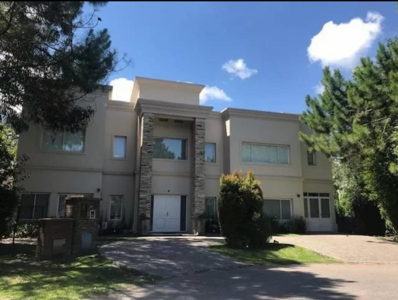 HERMOSA CASA EN COUNTRY CLUB CAMPOS DE ALVAREZ, MORENO