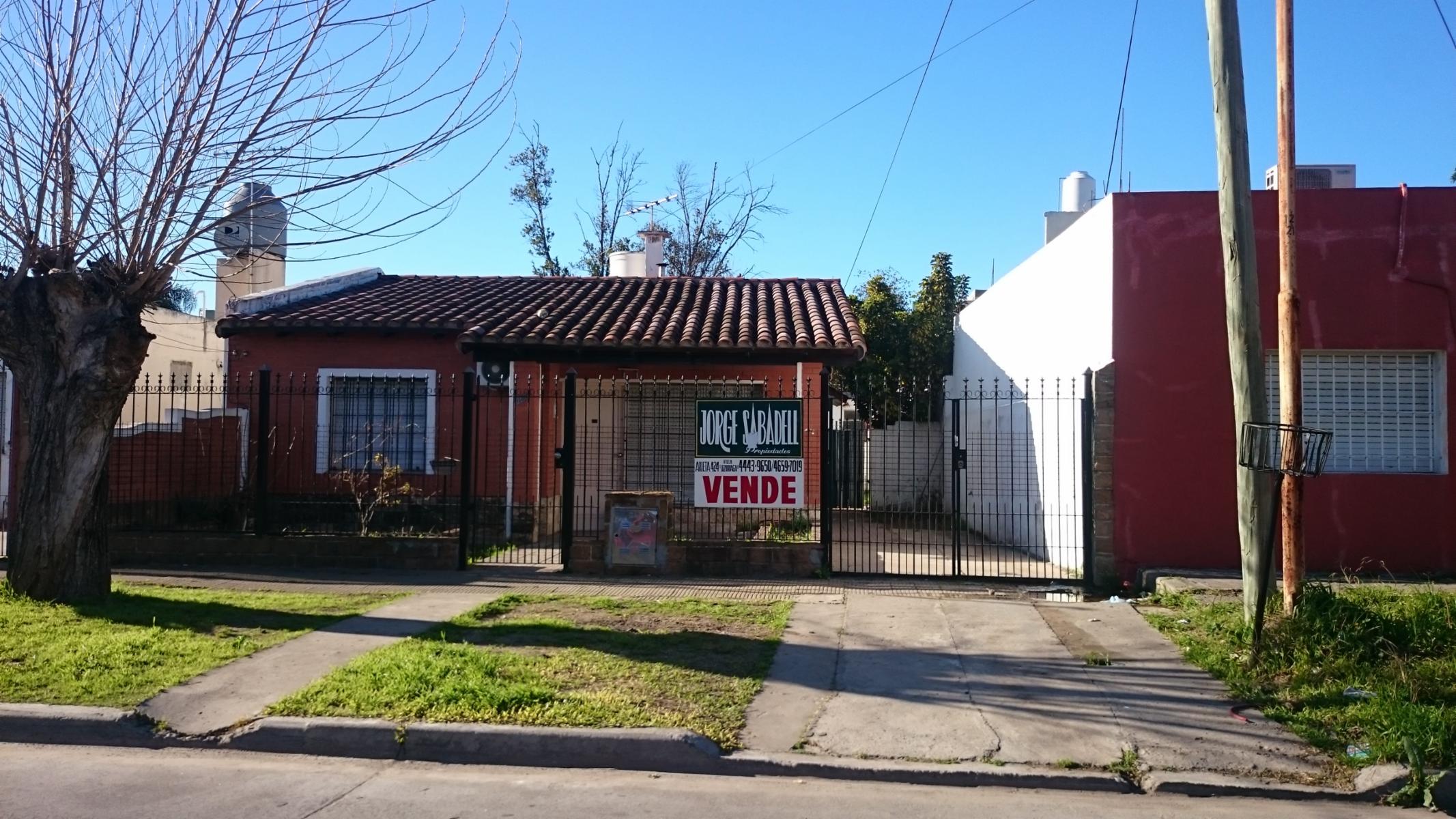 CHALET 3 AMBIENTES, LOTE DE 10 X 19,44, JARDÍN, ENTRADA DE AUTO DESCUBIERTA, LIVING-COMEDOR, COCINA-COMEDOR, DOS DORMITORIOS , BAÑO INSTALADO, FONDO LIBRE CON CUARTO DE HERRAMIENTAS Y PARRILLA