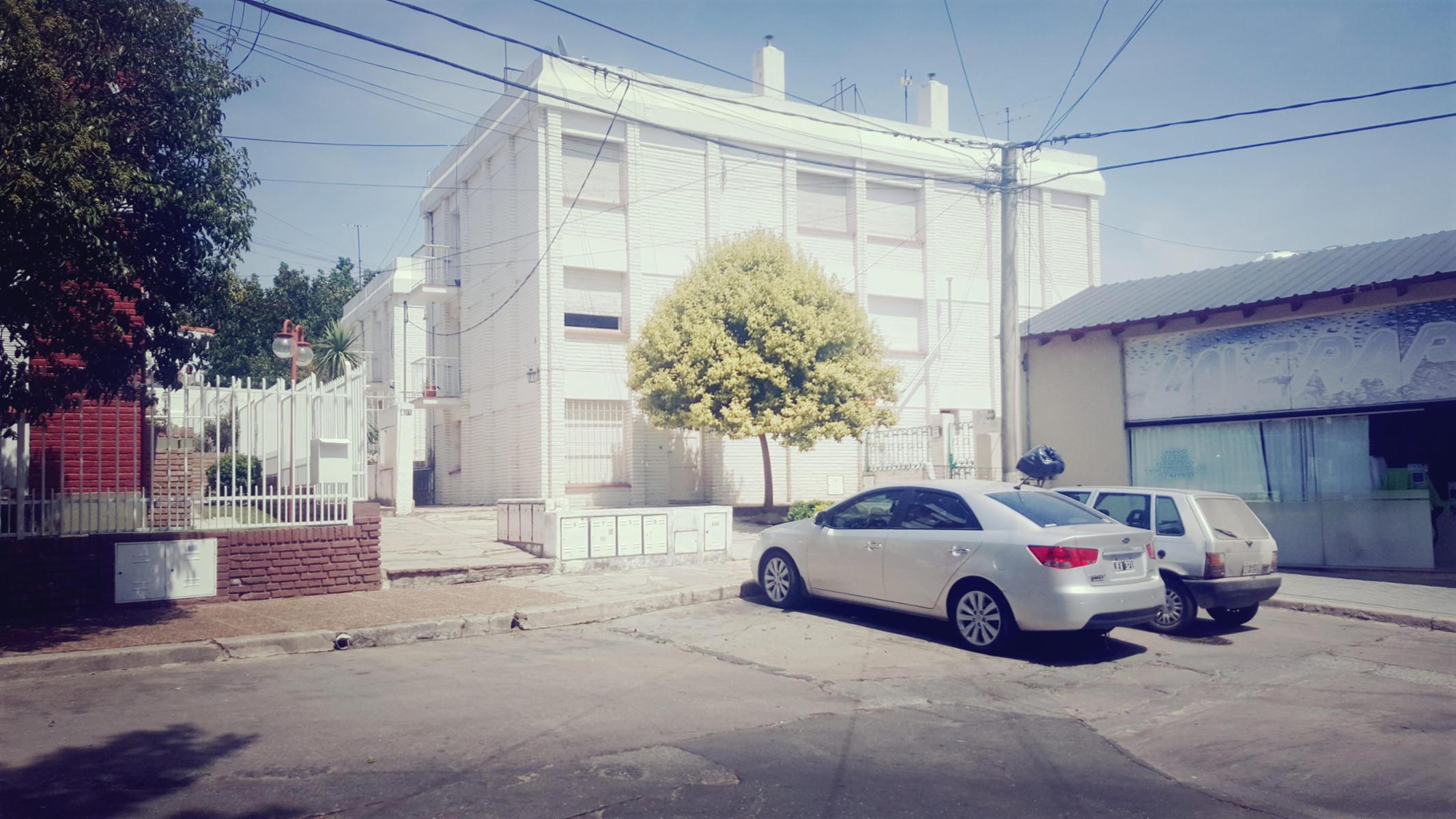 DEPARTAMENTO EN ZONA CENTRO DOS DORMITORIOS Y PATIO