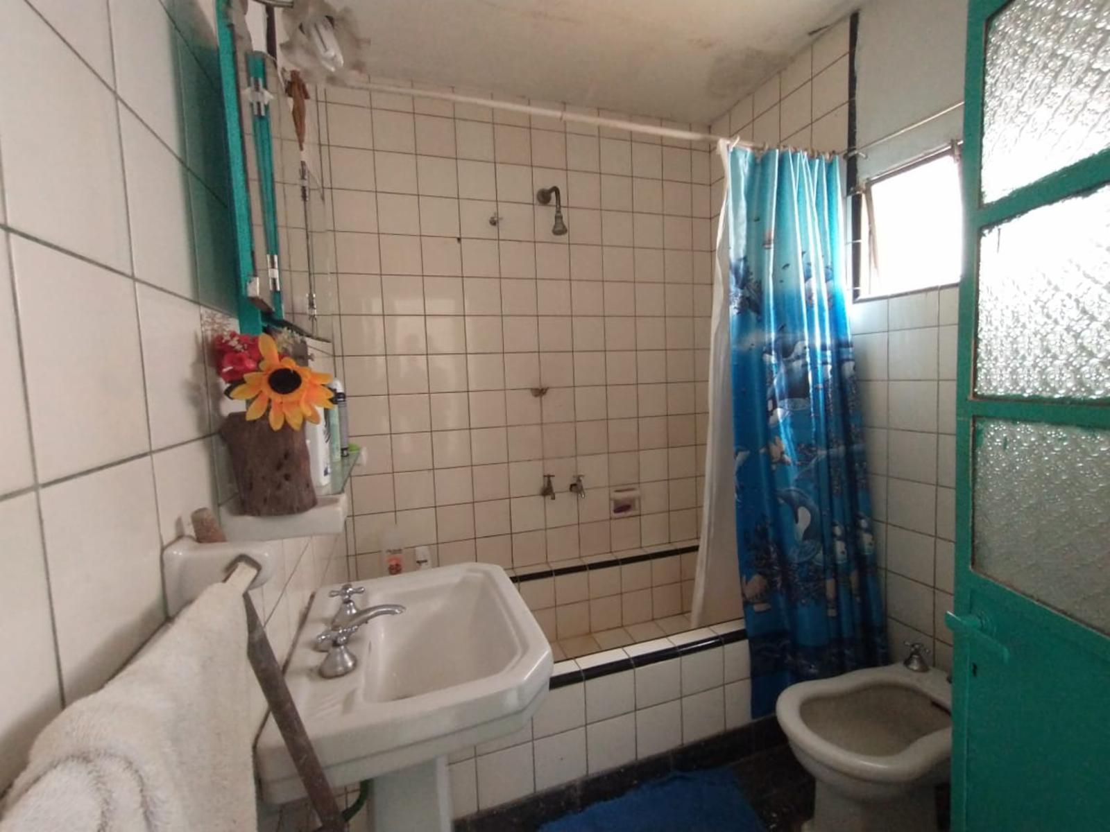 EXCELENTE CASA EN LOTE PROPIO CON 4 HABITACIONES, 2 BAÑOS, PATIO Y PARRILLAS
