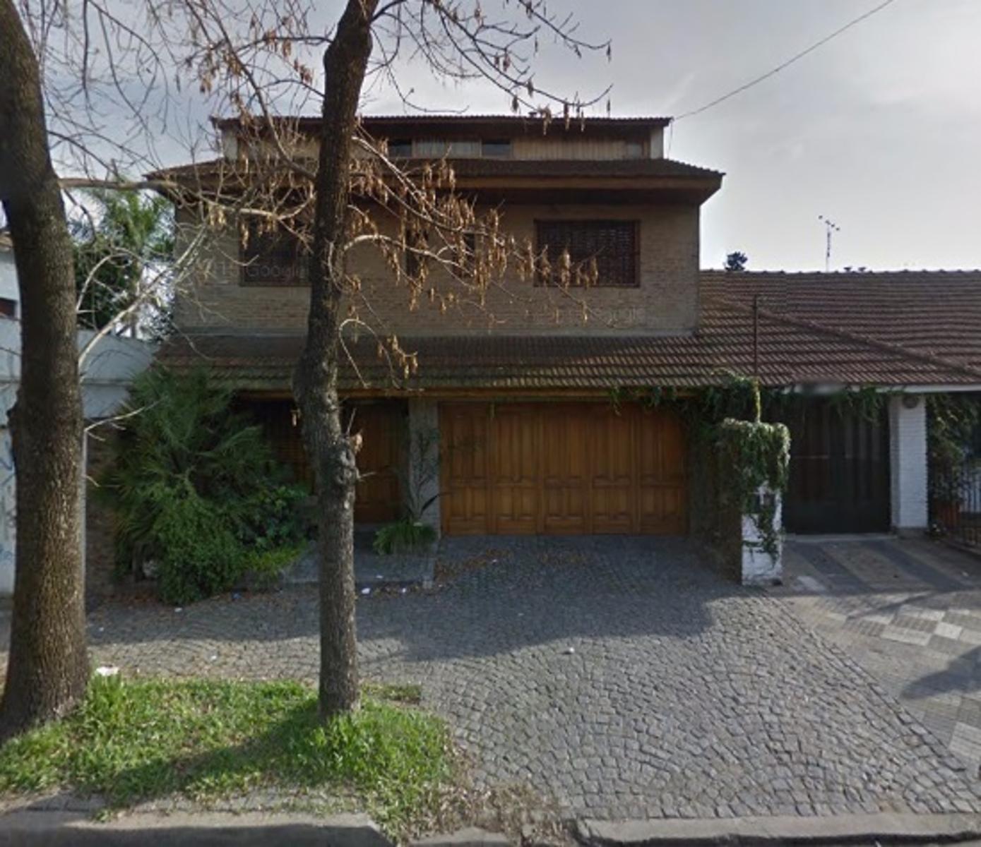 Amplio Chalet distribuido en dos plantas (Doble Lote)