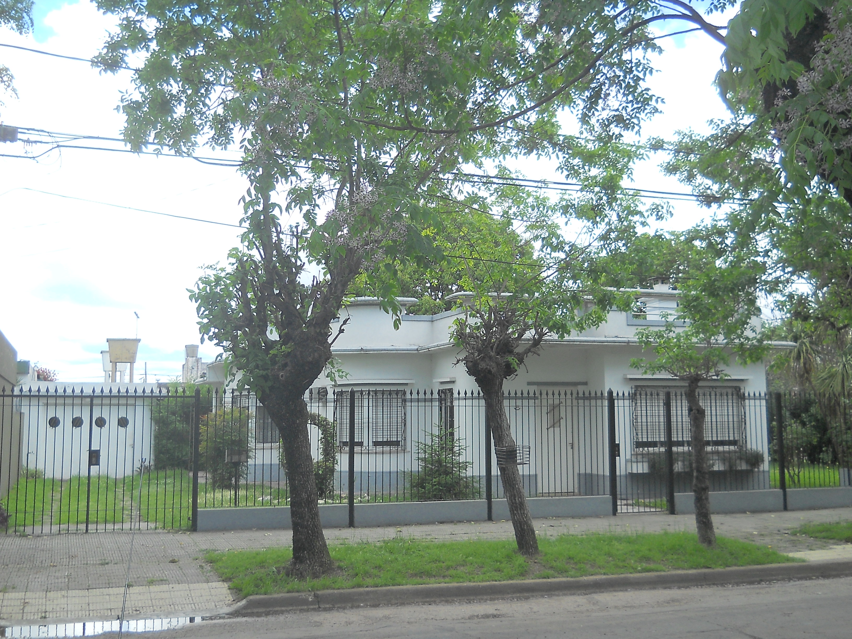 Ituzaingo c/Est- Casa S/ 2 Lotes  625 Mt2---Con 120 Mt2 Cub. de 3 Comodos Ambientes  en Muy Buena Zona  ---Escrituras x Comprador