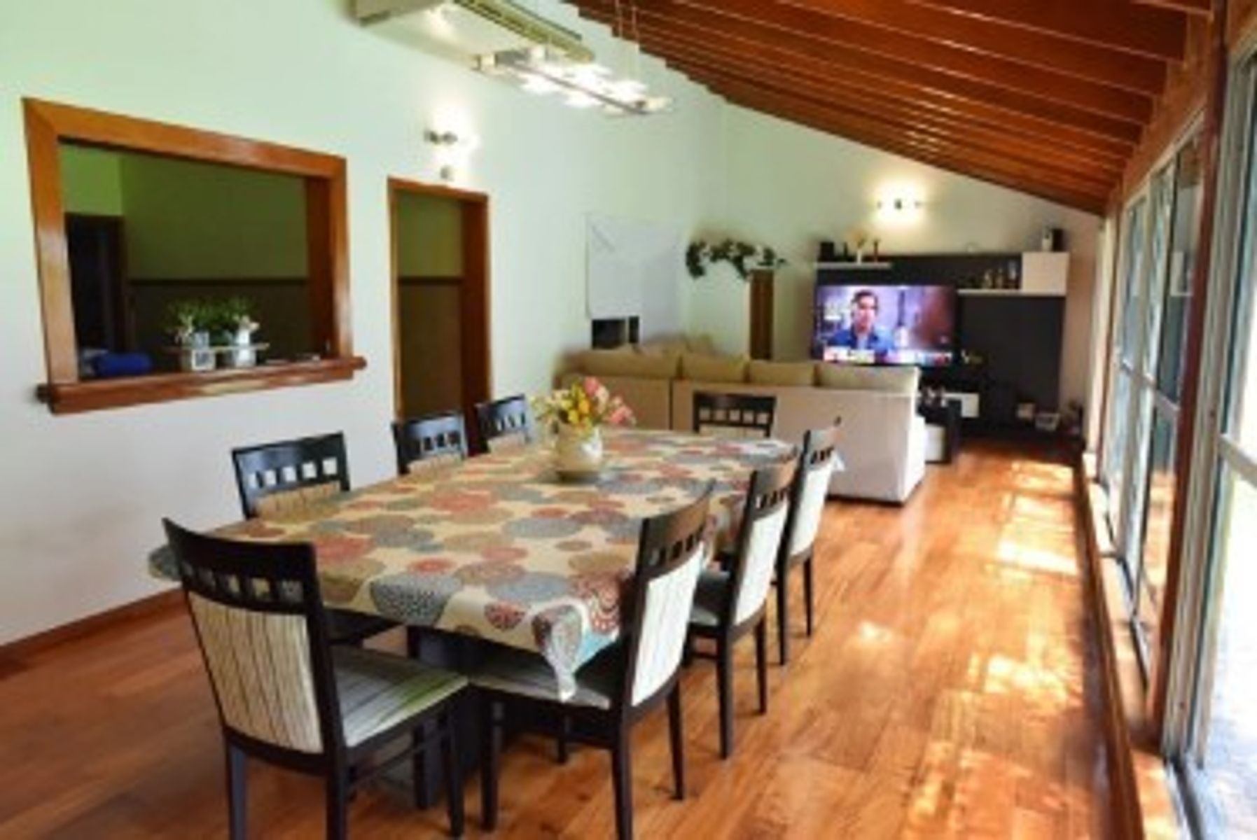 VENTA CASA 5 AMBIENTES CON PATIO Y COCHERA LOMAS DEL MIRADOR