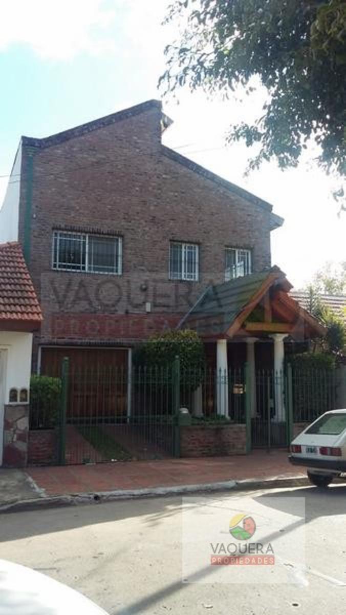 Vaquerapropiedades Vende Chalet en Dos Plantas, Terreno Propio, en San Fernando.