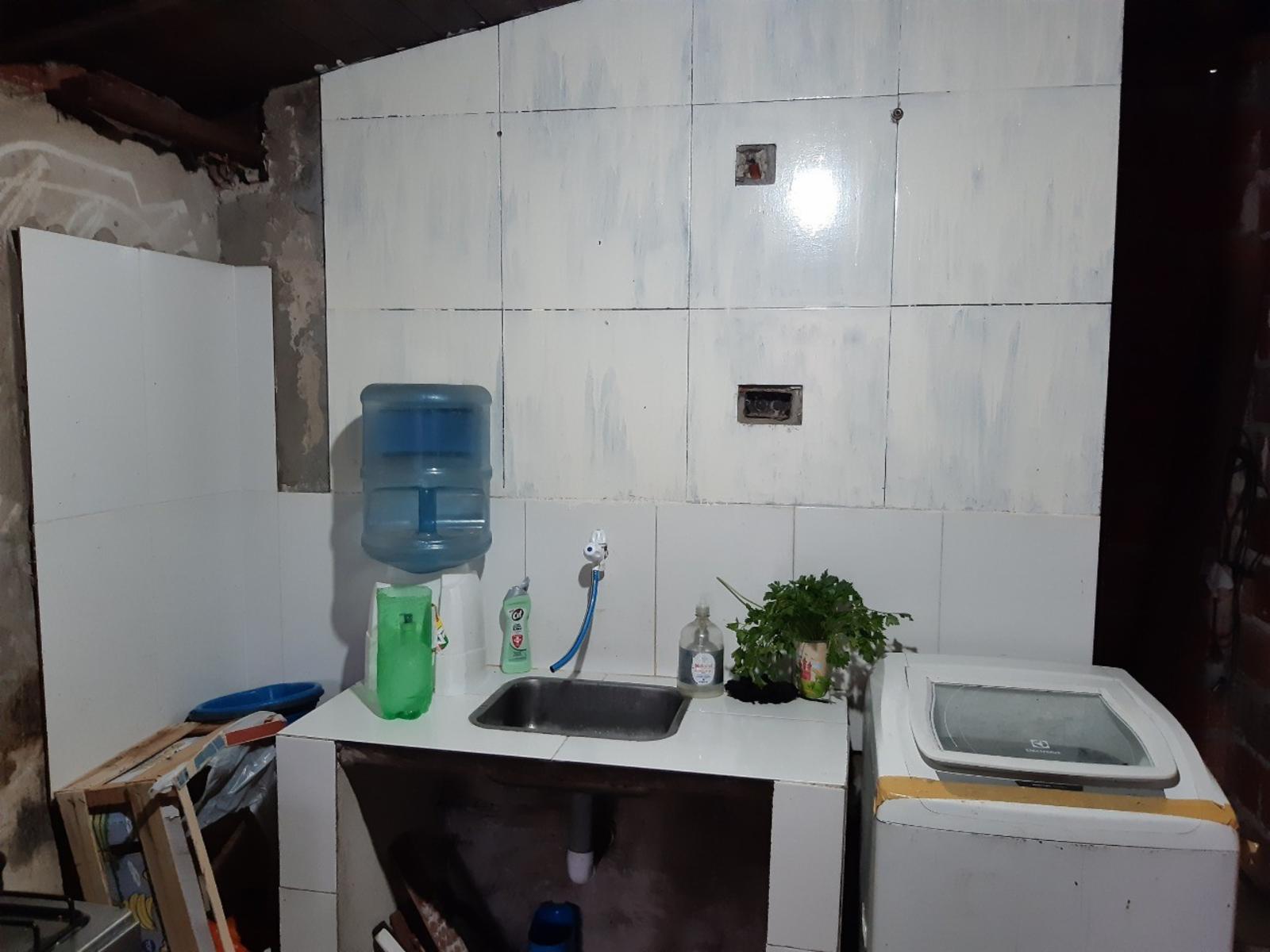 Venta de lote con edificación en Tristán Suárez
