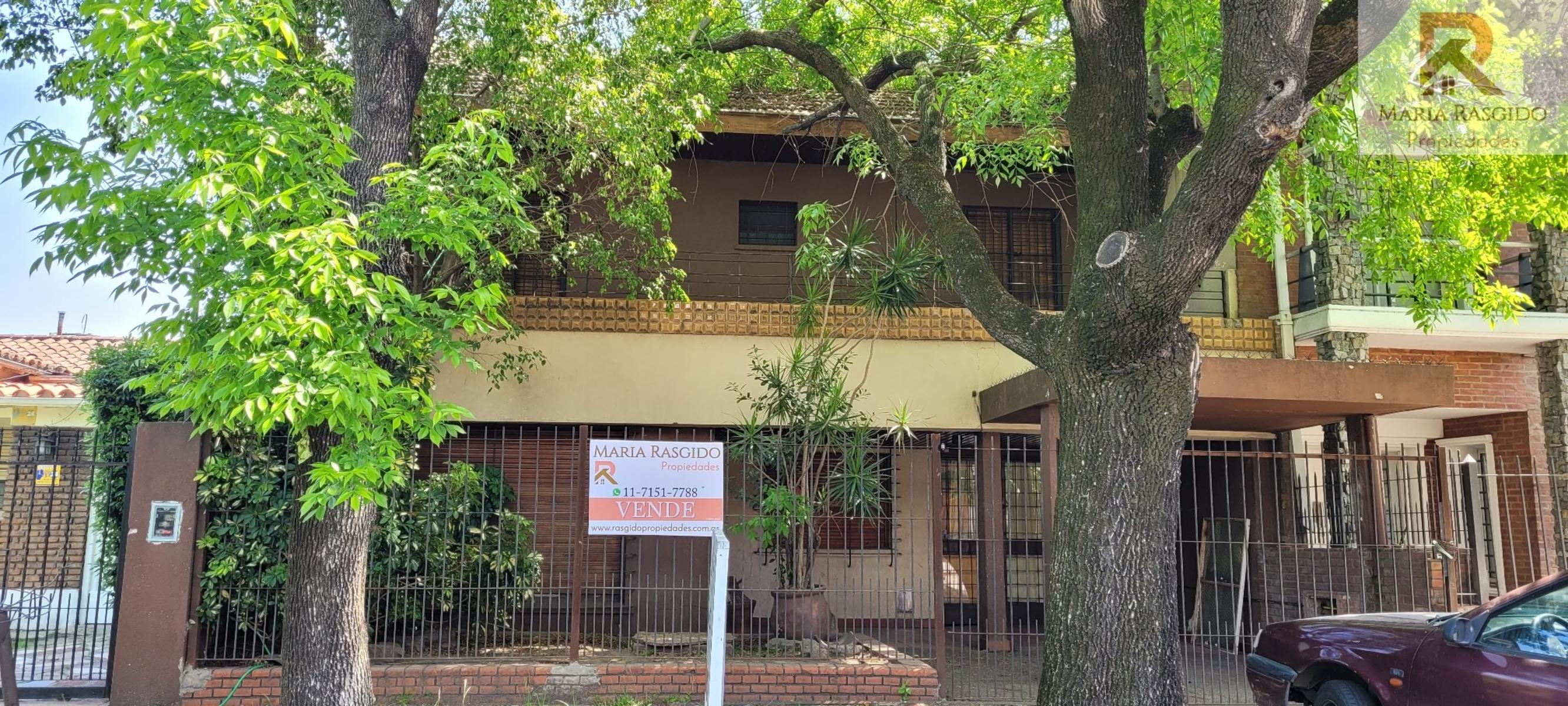 Casa ubicada en excelente zona de Castelar Norte en Parque Costa con 4 habitaciones y 2 baños
