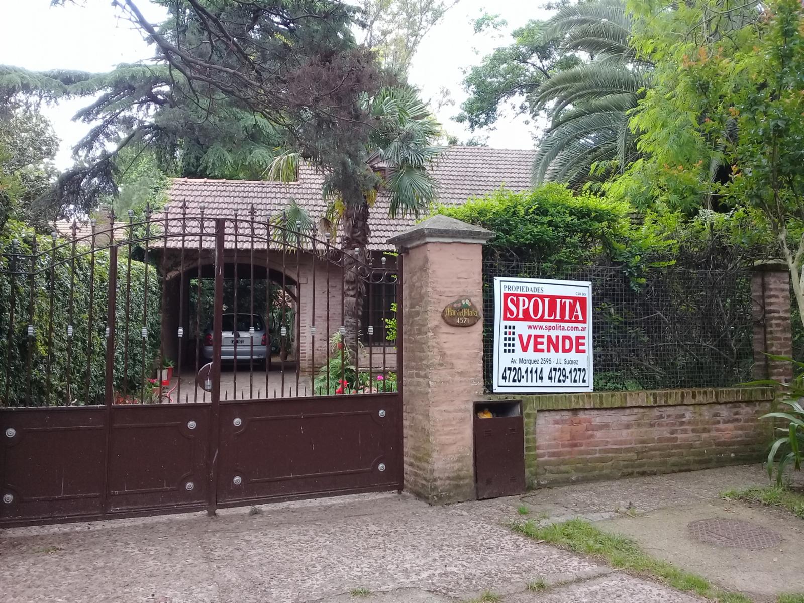 EXCELENTE CASA EN BARRIO PARQUE CON PISCINA Y PARQUE.