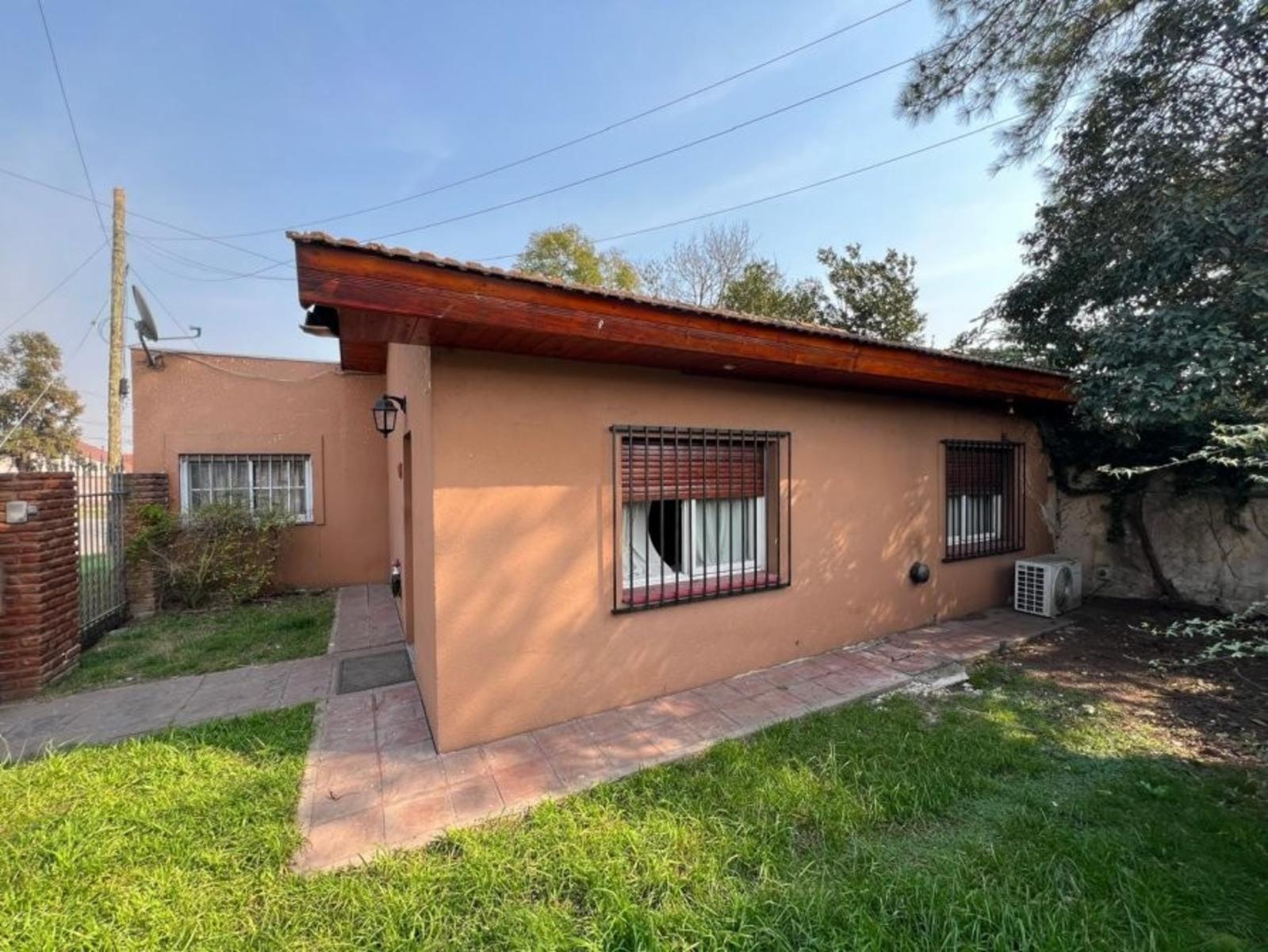 VENTA DE CHALET 3 AMBIENTES EN MONTE GRANDE - COCHERA - PARRILLA - PILETA - LOTE 300 M²