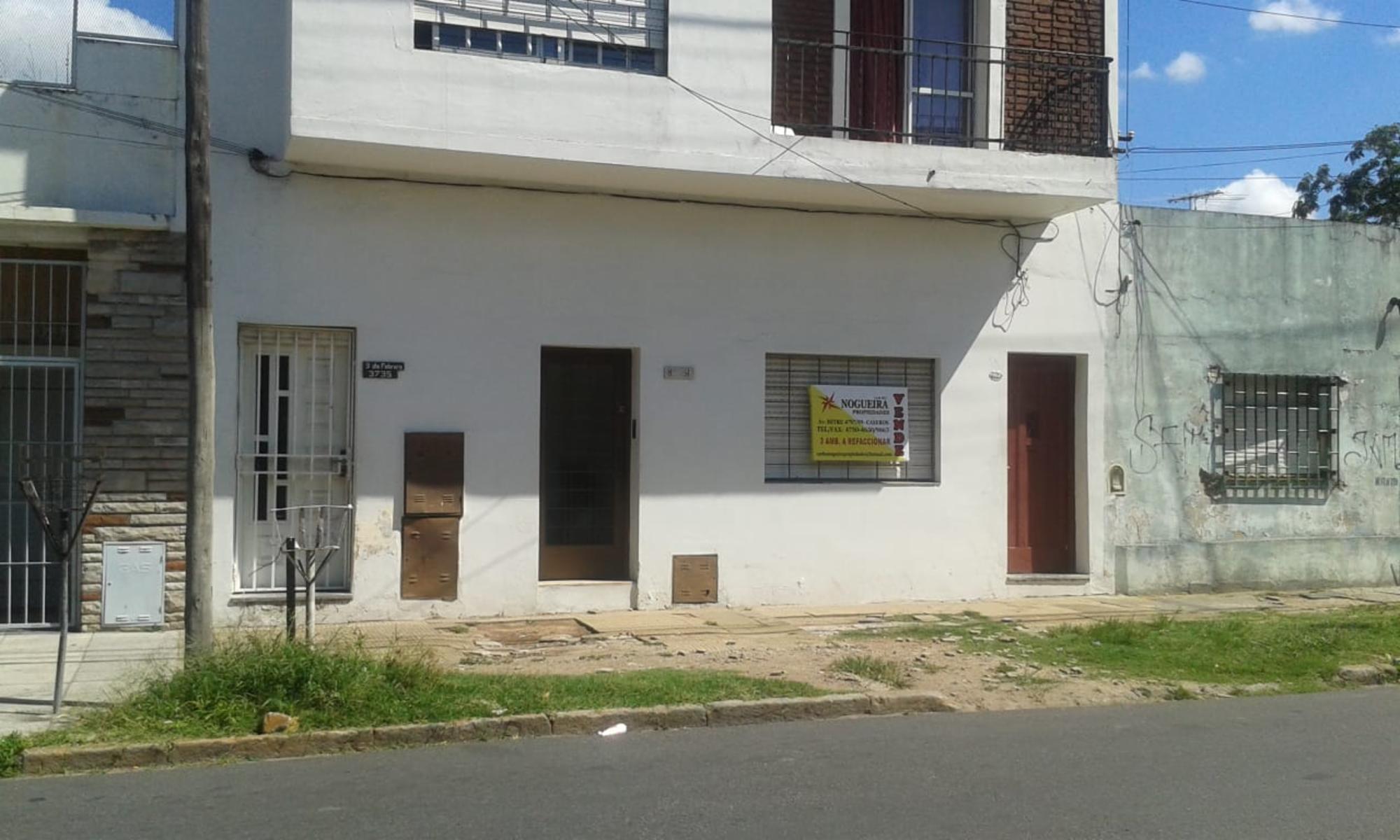 LOCAL EN VTA 60 M2 CON DIVISORES TIPO CASA.- FRENTE.- CASEROS.- EXCELENTE UBICACIÓN.-