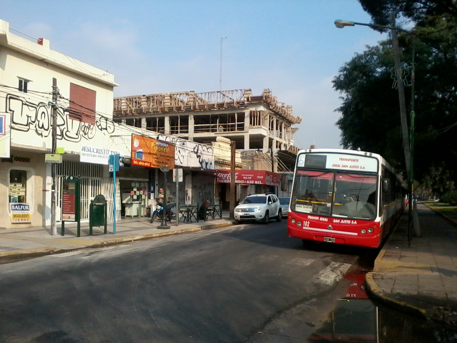 Ituzaingo Fte.Plaza estacion Sur 4x15 mas  Esquina Comercial varias vidrieras.UNICO
